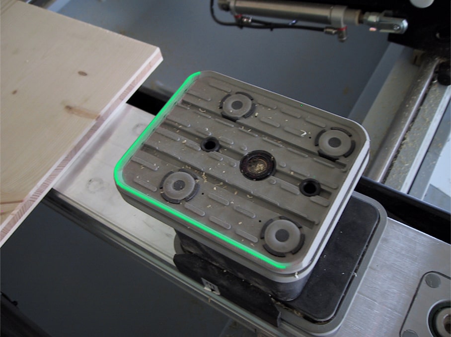 Rüsthilfe und CNC Bearbeitung mit Laser in der Holzbearbeitung