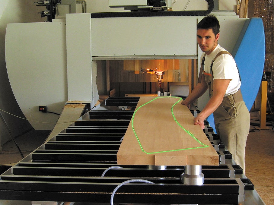 CNC Bearbeitung und Rüsthilfe mit Laser in der Holzbearbeitung
