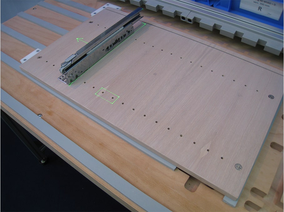 Holzbearbeitung Montagehilfe mit Laserprojektion