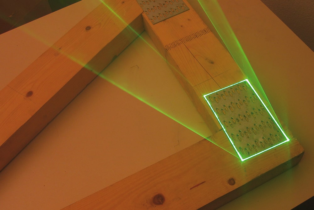 Positionnement de gabarits sur des pièces de bois préfabriquées par projection laser