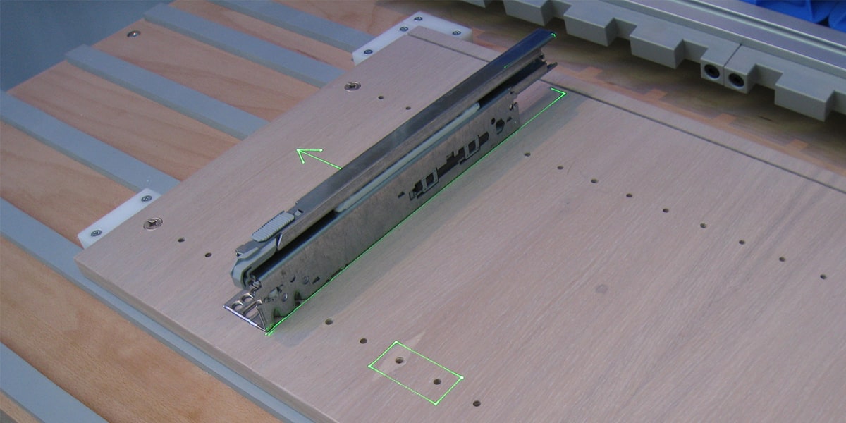 CNC Holzbearbeitung. Montagehilfe mit Laserprojektion.