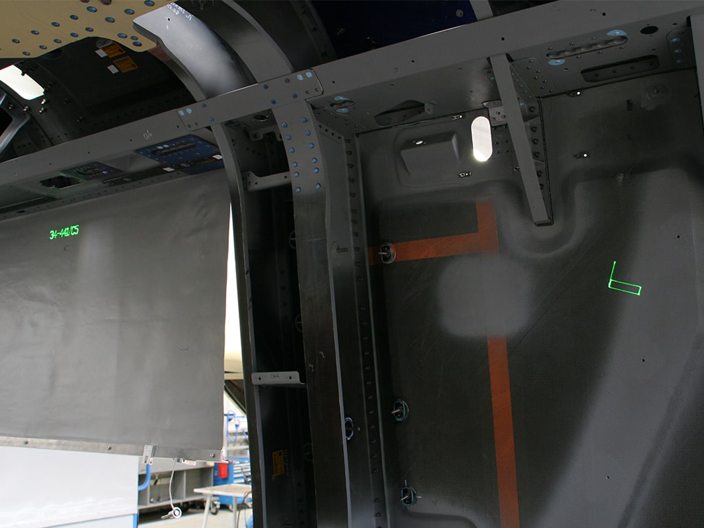 Im Flugzeug- und Bootsbau eingesetzte Lasertechnik zur genauen Positionierung von Bauteilen