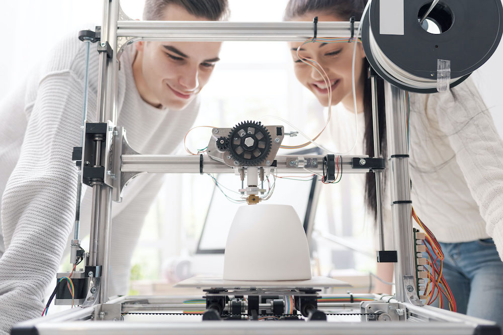 Ingenieurstudenten mit einem 3D Drucker im Labor