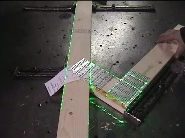 Bild zeigt die präzise Ausrichtung von Holzbauteilen mithilfe grüner Laserlinien 5