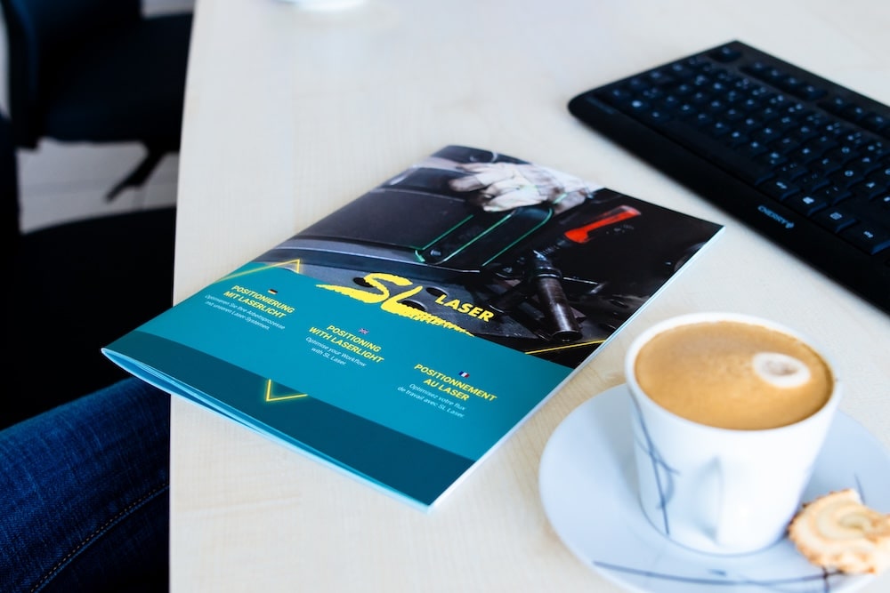 Broschüre zu Kreuzlasern in der Industrie – präzise Positionierung mit Laserlicht im Fokus