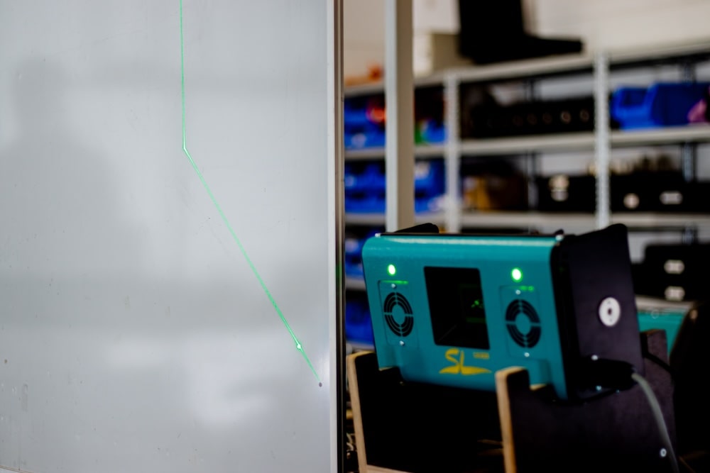 Le laser de plafond projette une ligne laser verte sur une surface verticale