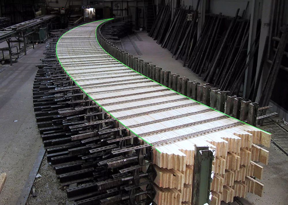 Gebogene Leimbinder werden mithilfe grüner Laserlinien präzise ausgerichtet 6