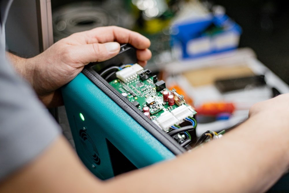 Une personne travaille sur le laser au plafond ouvert