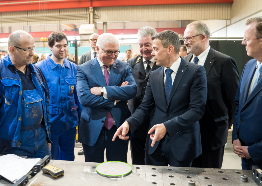 Bundespräsident Frank Walter Steinmeier besucht Schachtbau Nordhausen / Bauer AG und bekommt die Vorzüge des Positionierlaser erklärt.
