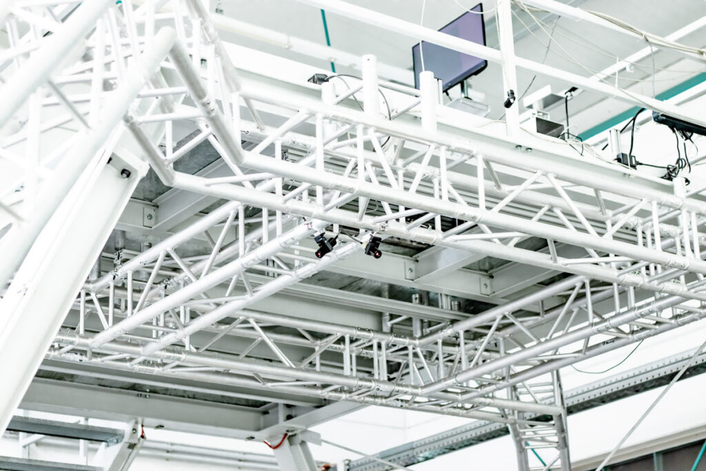 Ceiling structure of a scaffold with 2 lasers mounted on one component.