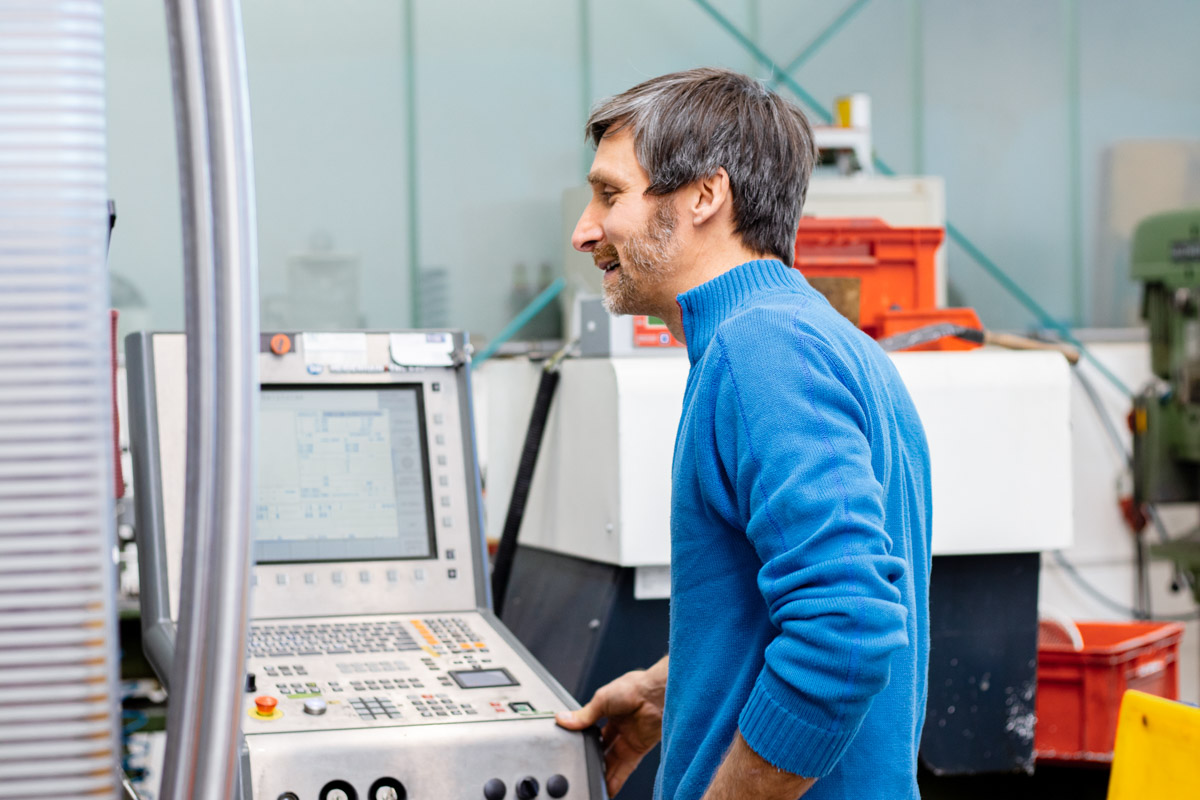 Arbeiter bedient eine Maschine