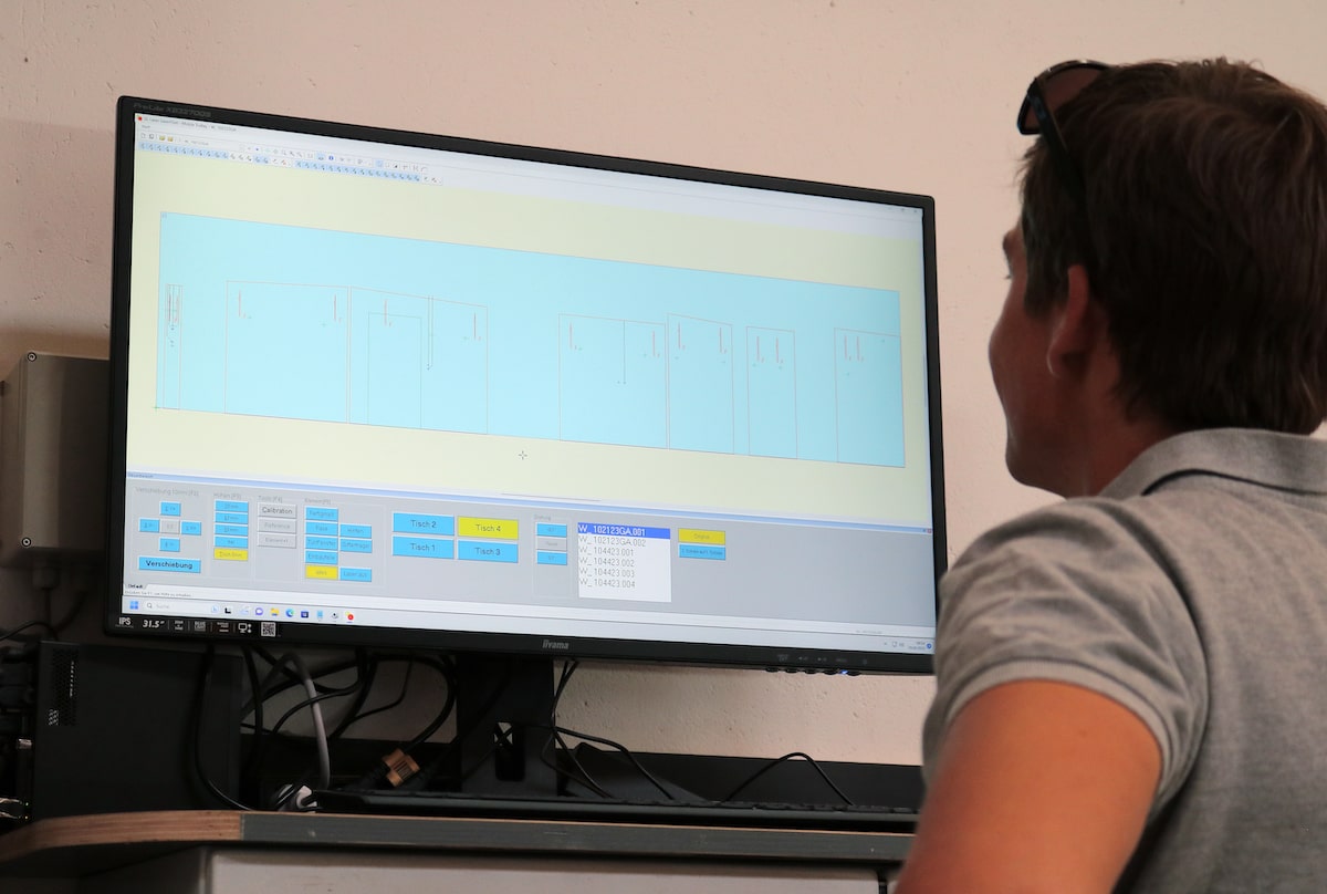 Mitarbeiter sitzt vor Bildschirm und arbeitet mit ConcretePilot