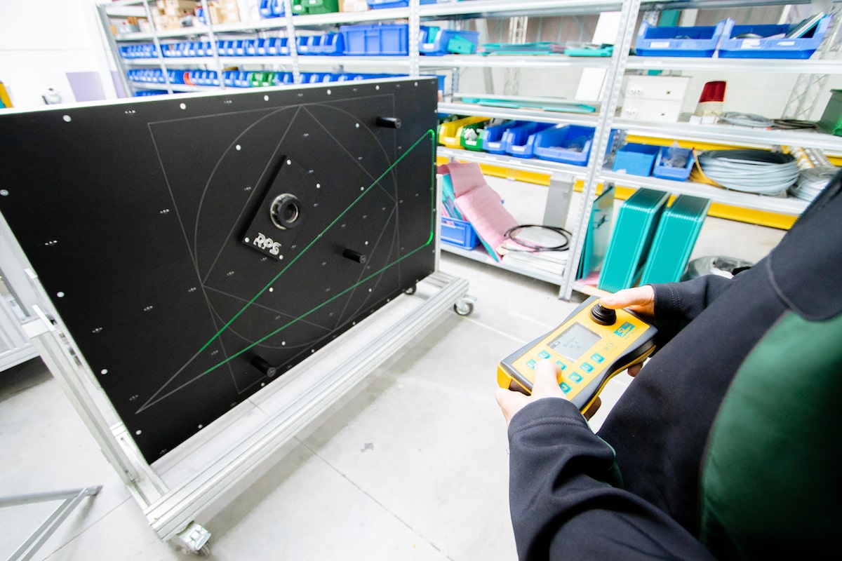 Poste de travail avec accessoires pour projecteurs laser