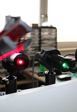 Lasers rouges et verts pour un alignement industriel précis 2