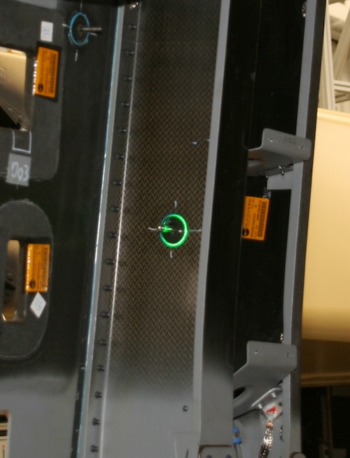 Le laser vert marque une position précise sur la surface du composant.