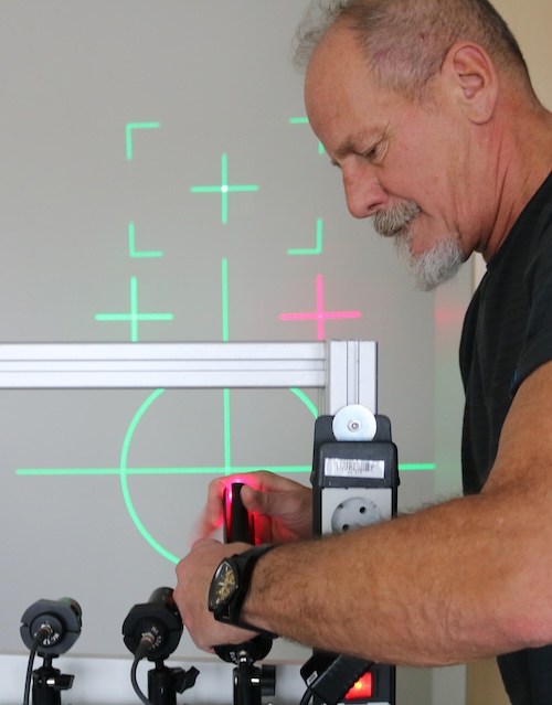 Réglage des lasers industriels croisés pour un alignement précis 3