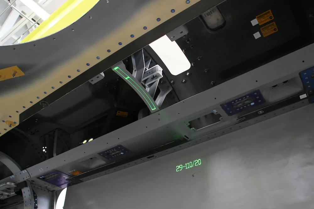 Grüne Laser markieren Bauteile für präzise Positionierung