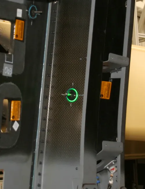 grüner Laser markiert eine präzise Position auf der Bauteiloberfläche